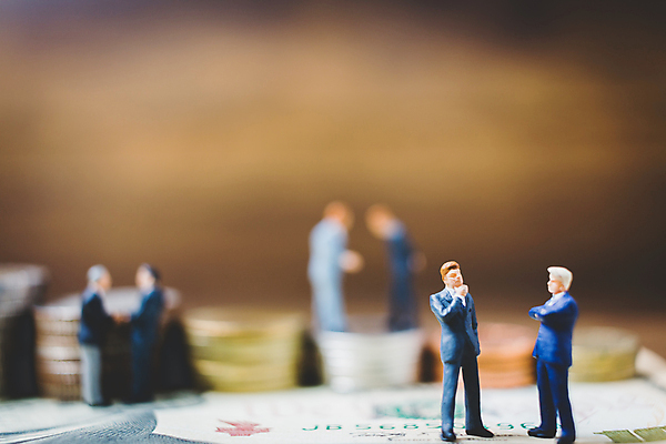 포토 JPG 해외이미지 남자 백그라운드 컨셉 돈 비즈니스 성공 주택 사람 사람없음 금융 숫자 쌓기 달러 동전 미니어처 피규어 거래 저축 비즈니스맨 재산 작음 투자 대출 수입 해외포토 문자 모션 건물 경제 모형 직장인 크기 파일형식 이미지허브