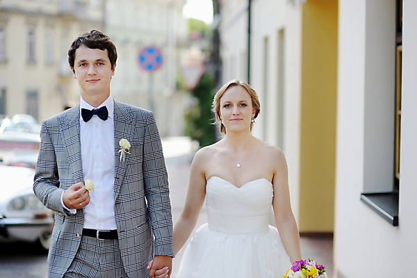 포토 JPG 해외이미지 응시 드레스 옷 여자 꽃 행복 문화 얼굴 꽃다발 결혼 2 결혼식 거리 함께함 관리 사랑 미소 정장 턱시도 성인 야외 두명 가로 컬러풀 유행 산책 흰색 잡기 도시 우아함 만족 타운 베일 사춘기 옛날 천진난만 해외포토 식물 시선 감정 컬러 컨셉 모션 휴식 표정 사람 이벤트 신체부위 파일형식 이미지허브