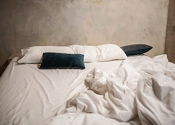 포토 JPG 해외이미지 백그라운드 컨셉 베개 침구 호텔 아침 휴식 주택 사람없음 우주 침실 꿈 방 흰색 침대 직물 신선 잠 닫기 정상 담요 부드러움 시트 구김 중고 안락 해외포토 주간 컬러 가구 모션 숙소 건물 감각 파일형식 이미지허브