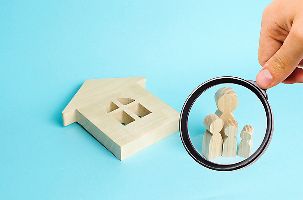 포토 JPG 해외이미지 손 컨셉 가족 돋보기 주택 사람모양 들기 목재 신체부위 피규어 말_게임 파란배경 집모양 해외포토 모양 나무 백그라운드 재료 관계 모션 사람 건물 파란색 미니어처 게임 파일형식 이미지허브