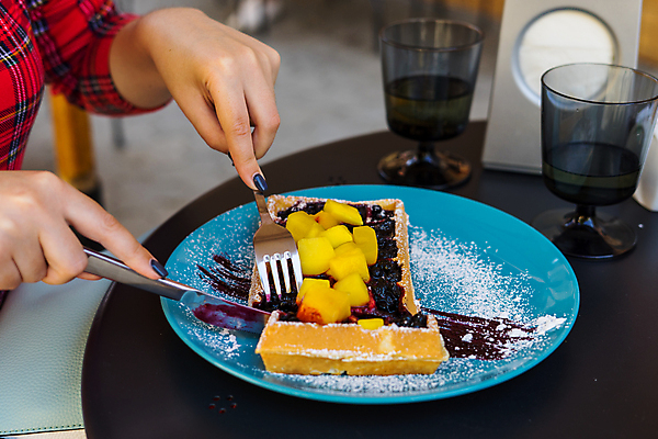 포토 JPG 해외이미지 식기 접시 손 여자 열매 커피 음식 백그라운드 포크 과일 탁자 디저트 건강 요리 사람 사람없음 노란색 과자 초콜릿 식사 흰색 신선 칼 달콤 맛 아침식사 설탕 먹기 크림 블루베리 벨기에 시럽 와플 내추럴 점심식사 식욕 페스츄리 핸드메이드 해외포토 식물 음료 빵 컬러 가구 컨셉 모션 신체부위 서유럽 파일형식 이미지허브