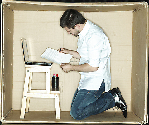 포토 JPG 해외이미지 전신 백인 남자 사다리 한명 앉기 성인 옆모습 노트북 상자 사무실 업무 비즈니스맨 갇힘 답답함 성인남자한명만 해외포토 서양인 1 뷰포인트 비즈니스 모션 사람 전자제품 도구 작업 직장인 감각 남자한명만 성인남자만 파일형식 이미지허브