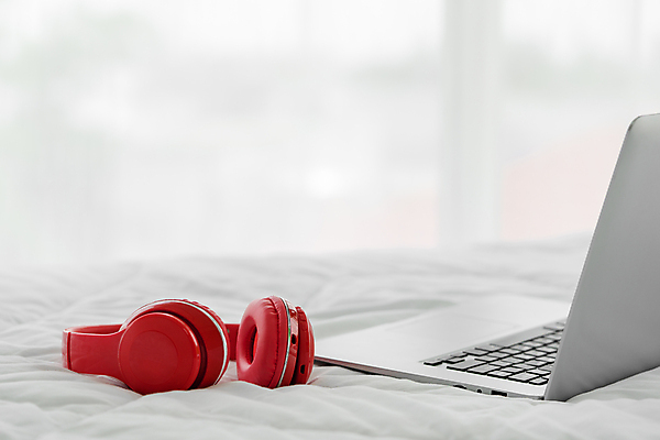 포토 JPG 해외이미지 디자인 음악 백그라운드 컨셉 인터넷 노래 휴식 주택 미술 사람없음 빨간색 노트북 컴퓨터 디지털 스크린 헤드폰 공책 소리 이불 듣기 장비 흰색 침대 쌍 휴대용 무선전화기 오브젝트 전자 오디오 온라인 스테레오 멀티미디어 소셜 플레이어 스타일 카피스페이스 해외포토 컬러 음향기기 가구 침구 모션 문화예술 문구용품 건물 전자제품 공백 전화기 파일형식 이미지허브