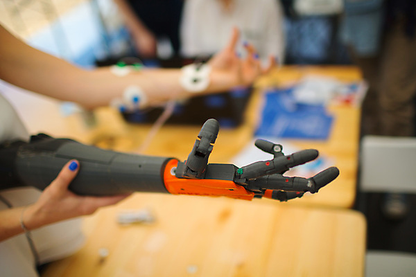 포토 JPG 해외이미지 손 산업 과학 이동 컨셉 신체 부분 손가락 미래 실험 사람 사람없음 컴퓨터 기계 엔지니어 오르간 리모컨 생명공학 플라스틱 유연 통제 사이버 로봇 관절 합성 팔 기어 혁명 개발 관리자 교체 보철 인공 자동화 제어 지능 해외포토 의학 재질 뼈 신체부위 전자제품 기술자 건반악기 파일형식 이미지허브