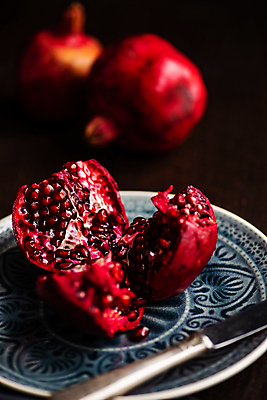 포토 JPG 해외이미지 검은배경 사람없음 아웃포커스 어둠 칼 날것 석류 해외포토 백그라운드 과일 촬영기법 검은색 파일형식 이미지허브