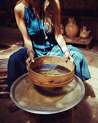 포토 JPG 해외이미지 식물 전통 여자 꽃 음식 중동 주택 건조 요리 한명 사람 주방 요리사 식사 공구 허브 향신료 준비 매움 국산 백리향 오레가노 채식주의자 핸드메이드 해외포토 직업 1 나라 건물 도구 맛 채식 향미료 파일형식 이미지허브