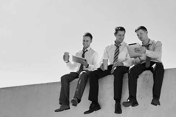 포토 JPG 해외이미지 백인 직업 남자 생각 비즈니스 사업가 무선통신 휴식 설계 흑백 3 사람 성인 야외 건물 세명 태블릿 사무실 검은색 추위 흰색 업무 작업 계획 스마트 동료 명상 고민 준비 기회 단절 배려 브레인스토밍 해외포토 서양인 건축물 감정 컬러 컨셉 통신 관계 촬영기법 전자제품 스마트기기 파일형식 이미지허브