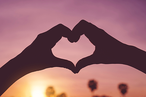 포토 JPG 해외이미지 손 실루엣 하늘 사랑 야외 신체부위 일몰 야간 손하트 해외포토 자연요소 감정 촬영기법 사람 손짓 노을 파일형식 이미지허브