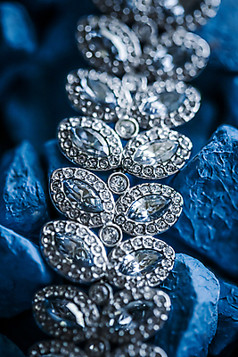 포토 JPG 해외이미지 장신구 팔찌 실내 사람없음 조약돌 화려 우아함 보석 파란배경 다이아몬드 해외포토 백그라운드 컨셉 내부 파란색 돌_바위 광석 파일형식 이미지허브