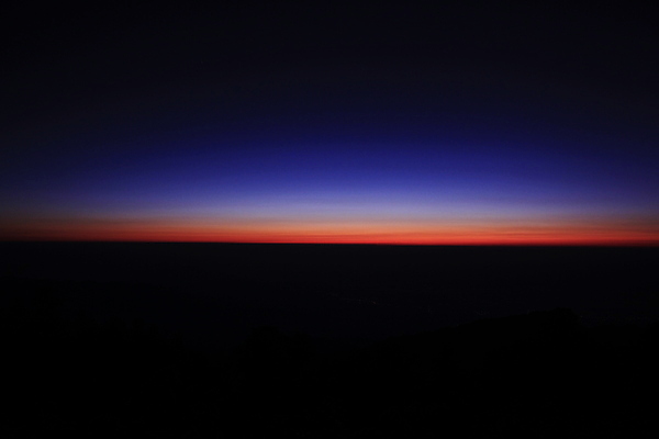 포토 JPG 해외이미지 2 자연 하늘 날씨 산 액자틀 파노라마 풍경 사람없음 파란색 빛 태양 평화 일출 환경 보라색 얼음 침묵 고요 일몰 새벽 분위기 연기 서커스 매움 상승 심플 윤곽 문학 장면 설정 내추럴 넘어짐 절정 처음 수평선 막 해외포토 자연요소 컬러 액자 컨셉 모션 촬영기법 틀 노을 소리 맛 생태계 파일형식 이미지허브