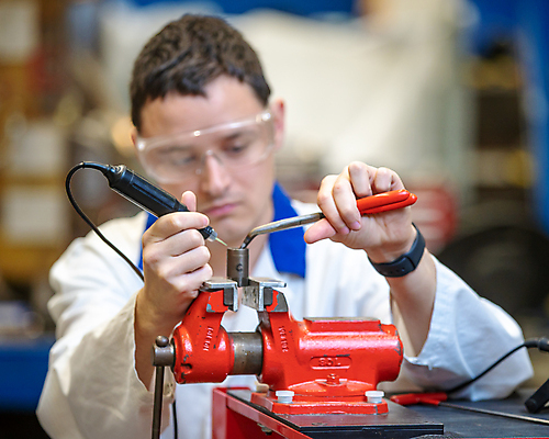 포토 JPG 해외이미지 직업 손 남자 산업 탁자 노동자 집게 손잡이 한명 취미 금속 장비 과학기술 기구 도구 공구 업무 작업실 수리 제조 철 묘사 서비스 복고 목공예 고정 정비공 공학 주인 방법 압력 업그레이드 옛날 작업대 조작 차고 철강 하드웨어 해외포토 1 교육 가구 재질 기술 사람 신체부위 컴퓨터 작업 기술자 공예 파일형식 이미지허브