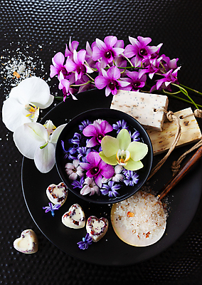 포토 JPG 해외이미지 접시 꽃 분홍색 꽃다발 꽃무늬 휴식 수영장 건강 사람없음 세로 파란색 컬러풀 보라색 검은색 스파 어둠 목욕 난초 향기 비누 내추럴 해외포토 식물 식기 컬러 컨셉 무늬 위생용품 청결 냄새 파일형식 이미지허브