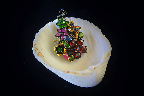 포토 JPG 해외이미지 디자인 결혼 백그라운드 목걸이 팔찌 선물 사람없음 빛 유행 금속 귀걸이 바위 반지 화려 황금 고급 은색 크리스탈 보석 수집 에메랄드 다이아몬드 보물 고립 루비 사파이어 전용 팬던트 핸드메이드 해외포토 컬러 컨셉 장신구 재질 이벤트 돌_바위 광석 파일형식 이미지허브