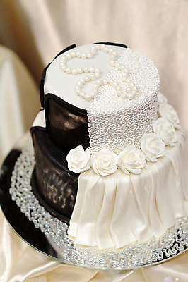 포토 JPG 해외이미지 꽃 결혼 사람없음 장식 케이크 검은색 흰색 웨딩케이크 진주 해외포토 식물 컬러 디저트 이벤트 보석 파일형식 이미지허브
