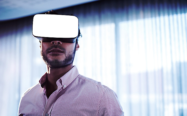 포토 JPG 해외이미지 서양인 남자 비즈니스 실내 한명 상반신 성인 앞모습 착용 가상현실 성인남자한명만 오큘러스 VR기기 해외포토 외국인 1 뷰포인트 사람 내부 기계 남자한명만 성인남자만 파일형식 이미지허브