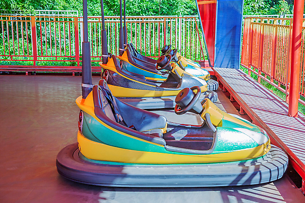 포토 JPG 해외이미지 주간 행복 휴식 사람없음 야외 맑음 놀이공원 놀이기구 주말 범퍼카 해외포토 자연요소 감정 컨셉 날씨 테마파크 파일형식 이미지허브