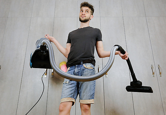 포토 JPG 해외이미지 직업 행복 가구 가사 거실 가정 남편 노동자 아파트 실내 한명 내부 일상 인테리어 기계 청결 방 붓 도움 수리 위생 청소 서비스 싱글 주부 먼지 리빙 청소부 위생관리 정리함 해외포토 1 디자인 감정 생활용품 컨셉 주택 관리 사람 라이프 파일형식 이미지허브