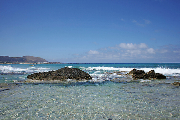포토 JPG 해외이미지 유럽 모래 파도 바다 섬 여행 자연 하늘 휴가 휴식 풍경 사람없음 물 여름 파란색 모래사장 여행객 맑음 바위 만 투명 지중해 그리스 석호 그리스인 내추럴 터키석 파라다이스 해외포토 자연요소 서양인 계절 나라 컬러 컨셉 날씨 사람 돌_바위 보석 생태계 파일형식 이미지허브