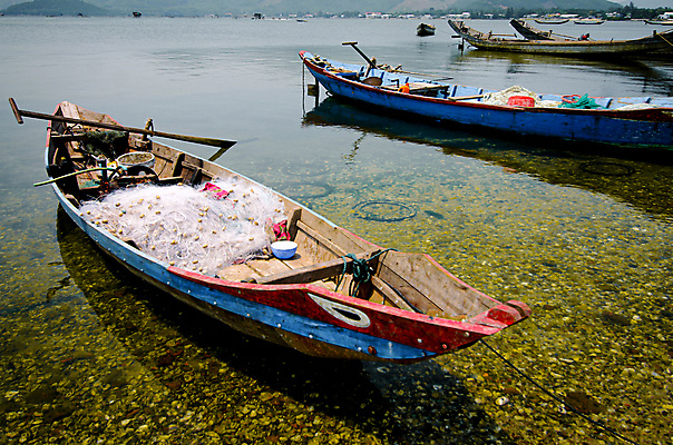 포토 JPG 해외이미지 전통 산업 아시아 문화 여행 항해 풍경 사람없음 야외 가로 파란색 하이앵글 환경 항구 고요 시골 정박 함선 카피스페이스 해외포토 나라 뷰포인트 컬러 배_교통 교통시설 공백 파일형식 이미지허브