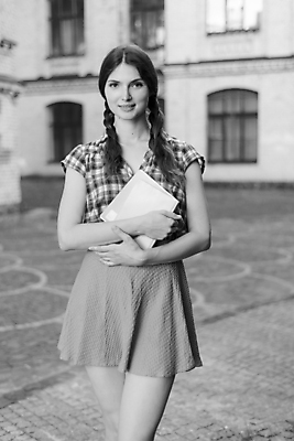 포토 JPG 해외이미지 백인 학생 라이프스타일 응시 드레스 여자 교육 셔츠 학교 한명 사람 10대 책 빨간색 스터디 청춘 치마 유행 검은색 공책 흰색 잡기 우아함 대학교 체크무늬 우크라이나 스타일 해외포토 서양인 1 시선 옷 유럽 컬러 컨셉 상의 무늬 모션 청소년 하의 문구용품 생활 학습 파일형식 이미지허브