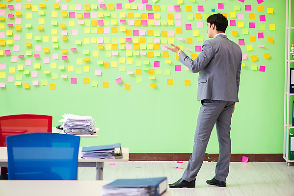 포토 JPG 해외이미지 전신 응시 남자 컨셉 회사 비즈니스 사업가 스트레스 직장 피곤 한명 서기 정장 성인 사무실 손들기 쪽지 업무 작업 비즈니스맨 좌절 가득함 포스트잇 바쁨 보여주기 성인남자한명만 해외포토 직업 1 시선 옷 감정 모션 사람 메모지 직장인 남자한명만 성인남자만 파일형식 이미지허브