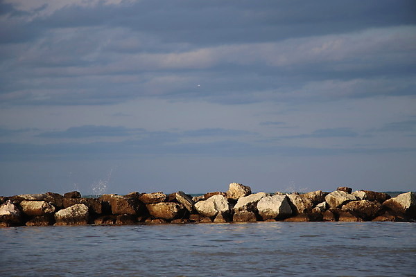 포토 JPG 해외이미지 파도 바다 여행 자연 갈매기 하늘 휴가 풍경 사람없음 야외 가로 물 여름 파란색 힘 이탈리아 거품 손상 젖음 바위 떨어짐 폭풍 단절 때리기 해외포토 자연요소 계절 유럽 컬러 컨셉 모션 조류 날씨 돌_바위 생태계 파일형식 이미지허브