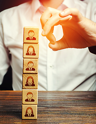 포토 JPG 해외이미지 손 남자 와이셔츠 비즈니스 협력 사람모양 한명 상반신 성인 쌓기 여러개 성인남자한명만 나무블록 무너짐 해외포토 모양 1 다수 셔츠 모션 사람 목재 신체부위 블록 남자한명만 성인남자만 파일형식 이미지허브