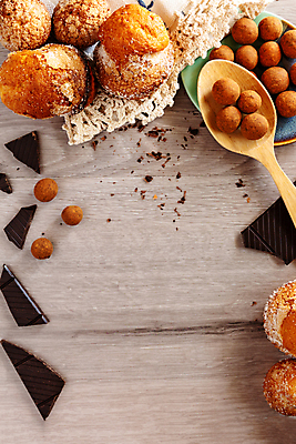 포토 JPG 해외이미지 할머니 음식 조각 백그라운드 잎 재료 탁자 건강 요리 서기 사람없음 목재 장식 초록색 갈색 우주 케이크 초콜릿 검은색 어둠 수확 축하 신선 생일 달콤 아침식사 정상 설탕 컵케이크 굽기 크림 묘사 칼로리 부스러기 페스츄리 핸드메이드 개조 해외포토 나무 식물 여자 기념일 노년 빵 컬러 가구 컨셉 농업 모션 디저트 식사 맛 구이 파일형식 이미지허브