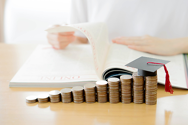 포토 JPG 해외이미지 손 여자 학사모 한명 상반신 성인 아웃포커스 독서 동전 동전탑 성인여자한명만 해외포토 모자_잡화 1 돈 졸업 촬영기법 사람 신체부위 쌓기 여자한명만 성인여자만 파일형식 이미지허브