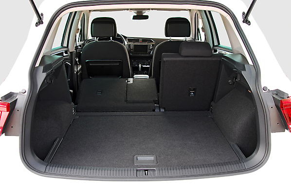 포토 JPG 해외이미지 도로 여행 가방 교통시설 자동차 항해 부츠 사람없음 쇼핑 상자 소풍 문 우주 상점 하이킹 운전 짐 화물 오픈 상품 큼 플라스틱 객실 짐차 수하물 자동 해외포토 잡화 길 육상교통 교통 신발 배_교통 모션 재질 레저 야외활동 운송업 크기 시설 파일형식 이미지허브