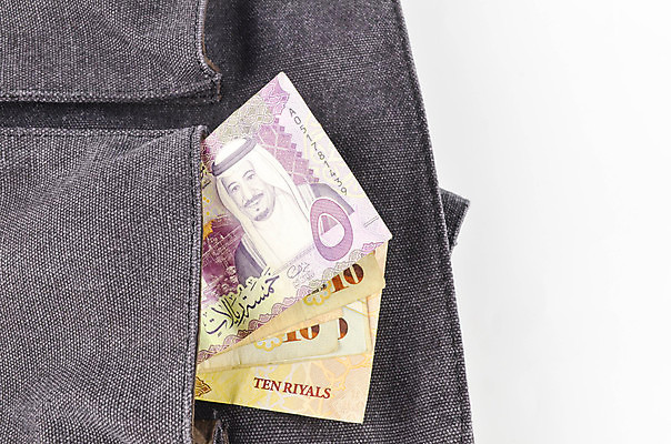 포토 JPG 해외이미지 손 종이 백그라운드 컨셉 지폐 돈 비즈니스 성공 사람없음 금융 경제 쪽지 저축 흰색 잡기 만 시장 재산 중앙 왕 무역 주기 투자 아라비아 기부 계산서 사우디아라비아 월급 대출 고립 아랍어 왕국 해외포토 산업 컬러 중동 모션 신체부위 파일형식 이미지허브