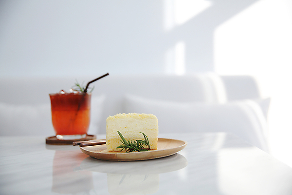 포토 JPG 해외이미지 탁자 디저트 실내 사람없음 흰배경 치즈케이크 해외포토 음식 가구 백그라운드 내부 케이크 흰색 파일형식 이미지허브