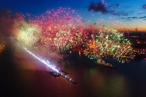 포토 JPG 해외이미지 행복 백그라운드 크리스마스 하늘 불 휴가 불꽃 새로움 불꽃놀이 미술 사람 이벤트 사람없음 물 파란색 빛 강 컬러풀 파티 축제 어둠 기쁨 흰색 축하 떨어짐 야간 저녁 폭발 연도 돛 쇼 경례 진홍색 파열 광 웅장함 해외포토 자연요소 기념일 감정 컬러 컨셉 놀이 문화예술 빨간색 인사 파일형식 이미지허브