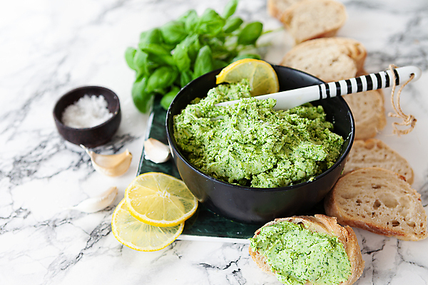 포토 JPG 해외이미지 음식 빵 마늘 사람없음 가로 펼침 신선 사발 맛 레몬 허브 대리석 소금 레시피 버터 바질 짠맛 핸드메이드 카피스페이스 해외포토 식물 컨셉 채소 과일 재료 모션 공백 사기그릇 파일형식 이미지허브