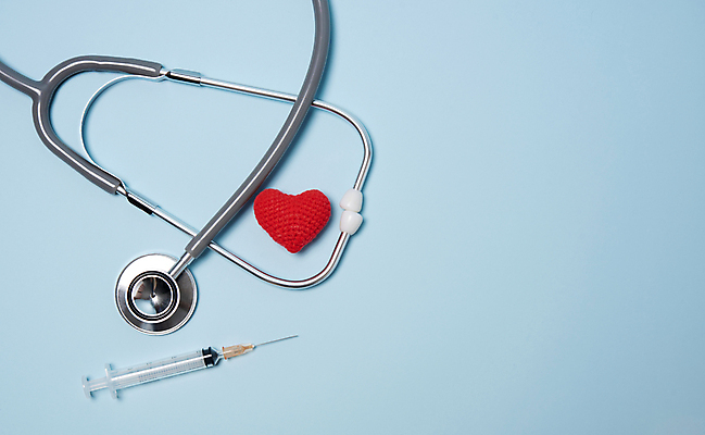 포토 JPG 해외이미지 종이 과학 백그라운드 컨셉 청진기 탁자 건강 병원 주사기 사람없음 치료 빨간색 파란색 약 우주 진료 고통 장비 시험 의사 흰색 기구 공구 하트 심장 맥박 질병 책상 오브젝트 돌봄 심장병 해외포토 모양 교육 감정 컬러 가구 의학 의료기기 모션 의료진 도구 장기_의학 파일형식 이미지허브