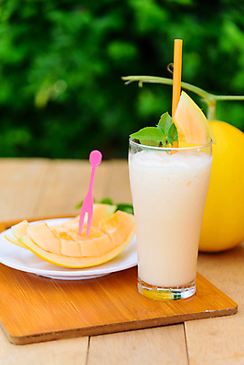 포토 JPG 해외이미지 음료 음식 과일 재료 유리 탁자 디저트 건강 사람없음 목재 초록색 노란색 주방 얼음 주스 우유 추위 흰색 신선 칵테일 달콤 아침식사 혼합 멜론 민트 허브 유기농 날것 코코넛 요거트 쉐이크 내추럴 떨림 숙성 스무디 채식주의자 핸드메이드 해외포토 자연요소 나무 식물 웰빙 컬러 가구 모션 재질 유제품 주류 식사 맛 채식 파일형식 이미지허브