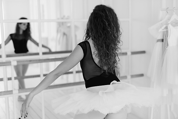 포토 JPG 해외이미지 백인 여자 흑백 실내 한명 사람 상반신 성인 뒷모습 반사 춤 우아함 발레 발레리나 발레복 성인여자한명만 해외포토 서양인 1 옷 뷰포인트 컨셉 문화예술 촬영기법 내부 여자한명만 성인여자만 파일형식 이미지허브