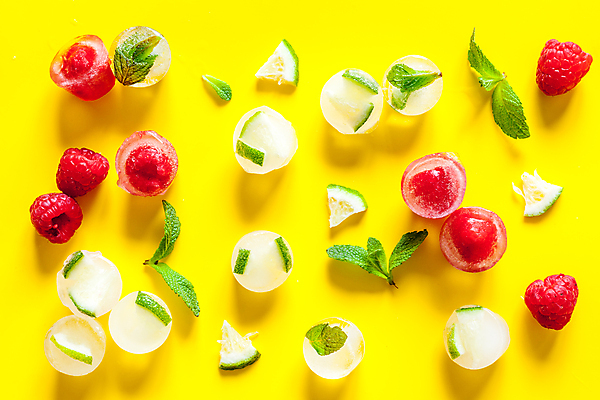 포토 JPG 해외이미지 열매 음료 음식 백그라운드 잎 과일 요리 사람없음 빨간색 초록색 냉동 얼음 추위 칵테일 투명 플랫 정상 큐브 산딸기 위치 라임 해외포토 자연요소 식물 컬러 주류 파일형식 이미지허브