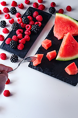 포토 JPG 해외이미지 접시 계절 음식 조각 백그라운드 컨셉 다이어트 과일 디저트 수박 건강 사랑 씨앗 사람없음 빨간색 초록색 물 여름 검은색 흰색 신선 사발 달콤 맛 멜론 자르기 날것 내추럴 고립 석판 숙성 채식주의자 해외포토 자연요소 식물 식기 감정 컬러 모션 사기그릇 채식 파일형식 이미지허브