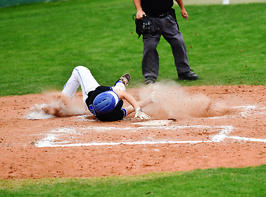 포토 JPG 해외이미지 주간 전신 남자 청소년 서기 성인 야외 두명 앞모습 10대 야구 타자 심판 야구모자 야구복 야구장 슬라이딩 남자만 해외포토 자연요소 모자_잡화 뷰포인트 스포츠시설 모션 사람 운동복 구기 야구용품 야구선수 파일형식 이미지허브
