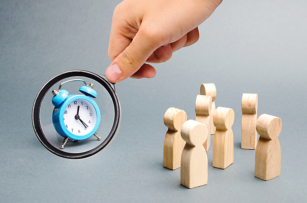 포토 JPG 해외이미지 손 회색배경 돋보기 실내 들기 신체부위 자명종 관찰 말_게임 확대 탁상시계 해외포토 시계 백그라운드 모션 사람 내부 회색 알람 파일형식 이미지허브