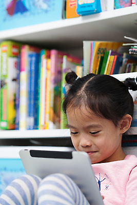 포토 JPG 해외이미지 백인 1 라이프스타일 손 응시 여자 남자 행복 얼굴 어린이 컨셉 인터넷 통신 놀이 주택 한명 미소 사람 소년 컴퓨터 알약 디지털 스크린 방 터치 게임 흰색 연결 작음 무선전화기 스마트 언니 남동생 해외포토 서양인 시선 감정 컬러 가족 표정 건물 생활 신체부위 전자제품 약 크기 전화기 자매 동생 파일형식 이미지허브