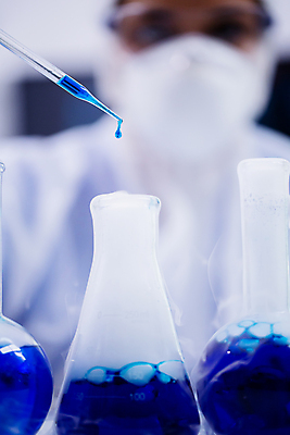 포토 JPG 해외이미지 여자 과학 실내 실험기구 실험 한명 상반신 성인 앞모습 아웃포커스 실험복 실험실 스포이트 과학자 플라스크 연구소 성인여자한명만 방호복 해외포토 직업 1 옷 뷰포인트 촬영기법 사람 내부 가운 피펫 학자 여자한명만 성인여자만 파일형식 이미지허브