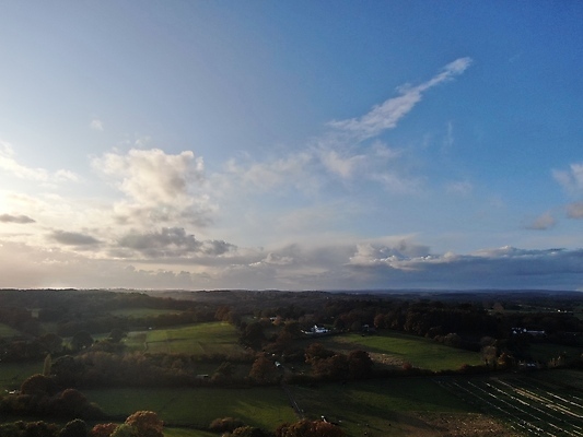 포토 JPG 해외이미지 나무 구름 자연 하늘 영국 잉글랜드 안테나 풍경 사람없음 초록색 시골 저녁 드론 해외포토 자연요소 식물 유럽 컬러 통신 야간 생태계 파일형식 이미지허브