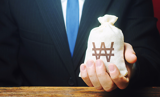 포토 JPG 해외이미지 손 남자 돈 한명 상반신 성인 앞모습 금융 경제 거래 잡기 비즈니스맨 원화 돈자루 재산 수입 성인남자한명만 해외포토 1 뷰포인트 비즈니스 모션 사람 신체부위 직장인 남자한명만 성인남자만 파일형식 이미지허브