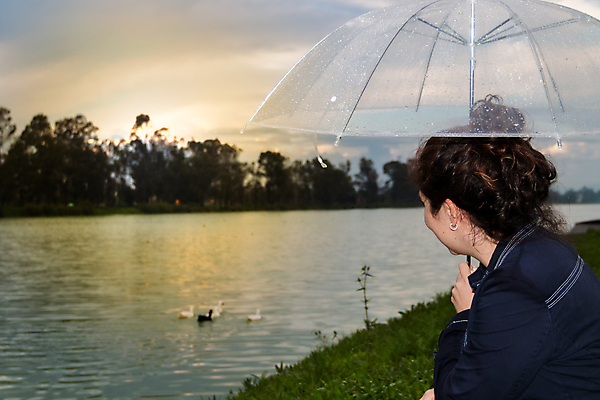 포토 JPG 해외이미지 모델 라이프스타일 여자 행복 실루엣 호수 모래 여행 신체 자연 하늘 휴가 한명 서기 사람 풍경 성인 야외 물 여름 강 태양 반사 일출 일몰 자유 가을 고독 시원함 발견 내추럴 해외포토 자연요소 1 계절 감정 컨셉 모션 촬영기법 생활 노을 생태계 파일형식 이미지허브