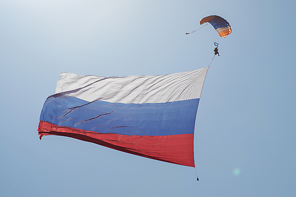 포토 JPG 해외이미지 배너 스포츠 파도 백그라운드 하늘 바람 사람없음 야외 빨간색 파란색 점프 자유 가을 흰색 깃발 스웨터 심볼 항공 속도 러시아 낙하산 쇼 애국심 러시아인 전국 해외포토 자연요소 서양인 계절 유럽 바다 컬러 컨셉 상의 모션 날씨 파일형식 이미지허브