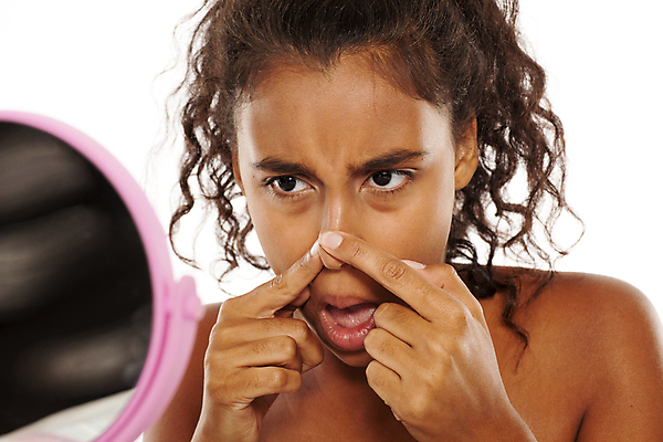 포토 JPG 해외이미지 여자 얼굴 건강 한명 사람 치료 검은색 거울 터치 점 흰배경 코 문제 여드름 돌봄 사춘기 위생관리 짜기 해외포토 1 컬러 백그라운드 의학 모션 관리 신체부위 흰색 파일형식 이미지허브