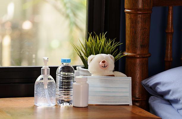 포토 JPG 해외이미지 화분 창문 실내 사람없음 곰인형 약병 물병 위생관리 코로나바이러스 손소독제 해외포토 인형 관리 내부 약 바이러스 물통 소독제 병_담는 파일형식 이미지허브