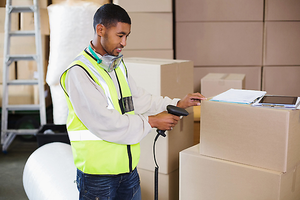 포토 JPG 해외이미지 남자 노동자 실내 한명 들기 상반신 20대 성인 옆모습 상자 작업 물류창고 스캐너 스캔 성인남자한명만 해외포토 직업 1 뷰포인트 모션 사람 청년 내부 창고 남자한명만 성인남자만 파일형식 이미지허브